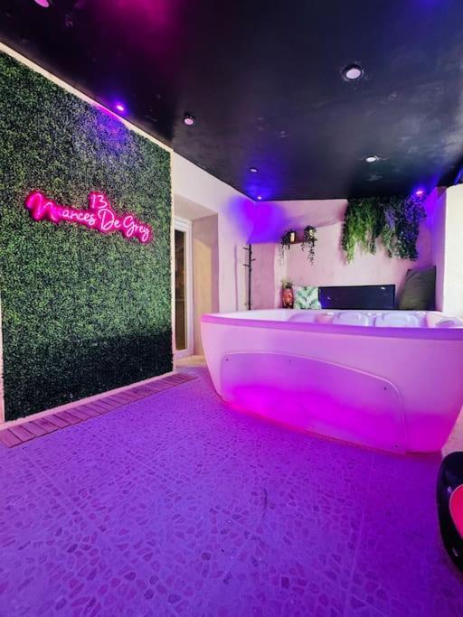 13 Nuances De Grey Jacuzzi Villa มาร์กเซย ภายนอก รูปภาพ